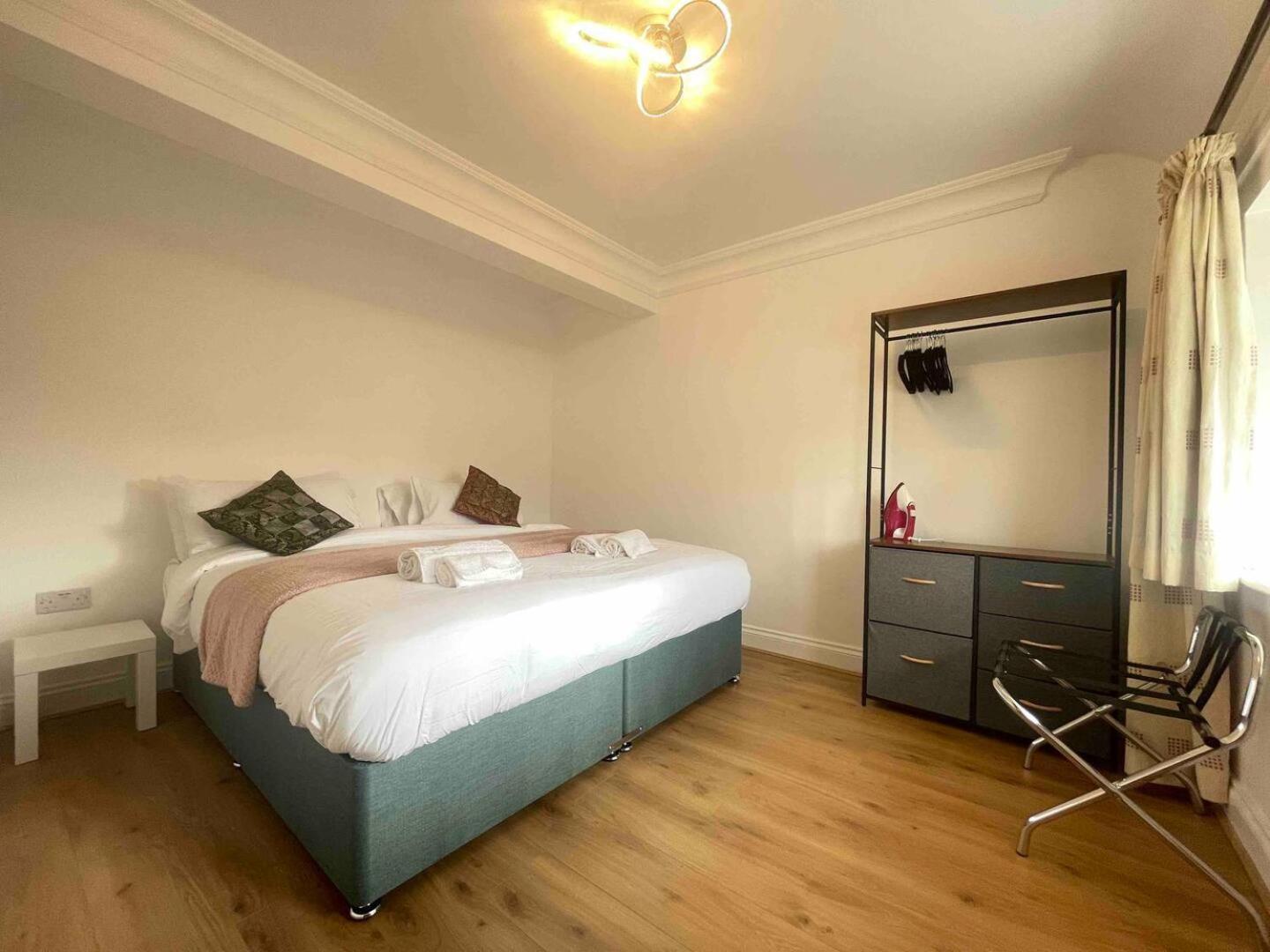 Private 2 Bed Guest House - Van Parking, M25 & A1 Connections Potters Bar Extérieur photo