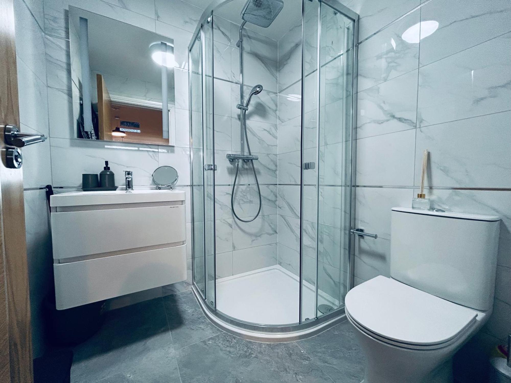 Private 2 Bed Guest House - Van Parking, M25 & A1 Connections Potters Bar Extérieur photo